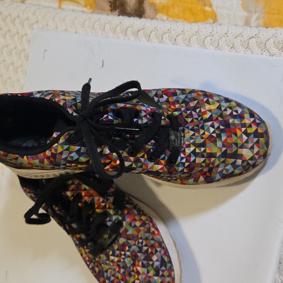 Colorful Geometric Pattern Sneakers - Picture 3 of 6